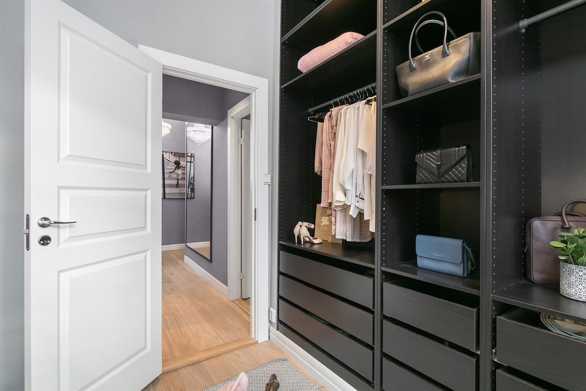 Integrerte garderobeløsning fra gulv til tak. Galleribilde