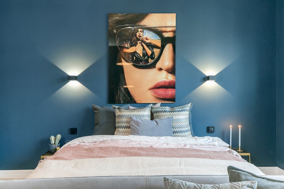 Moderne up & down lights på vegg. Galleribilde