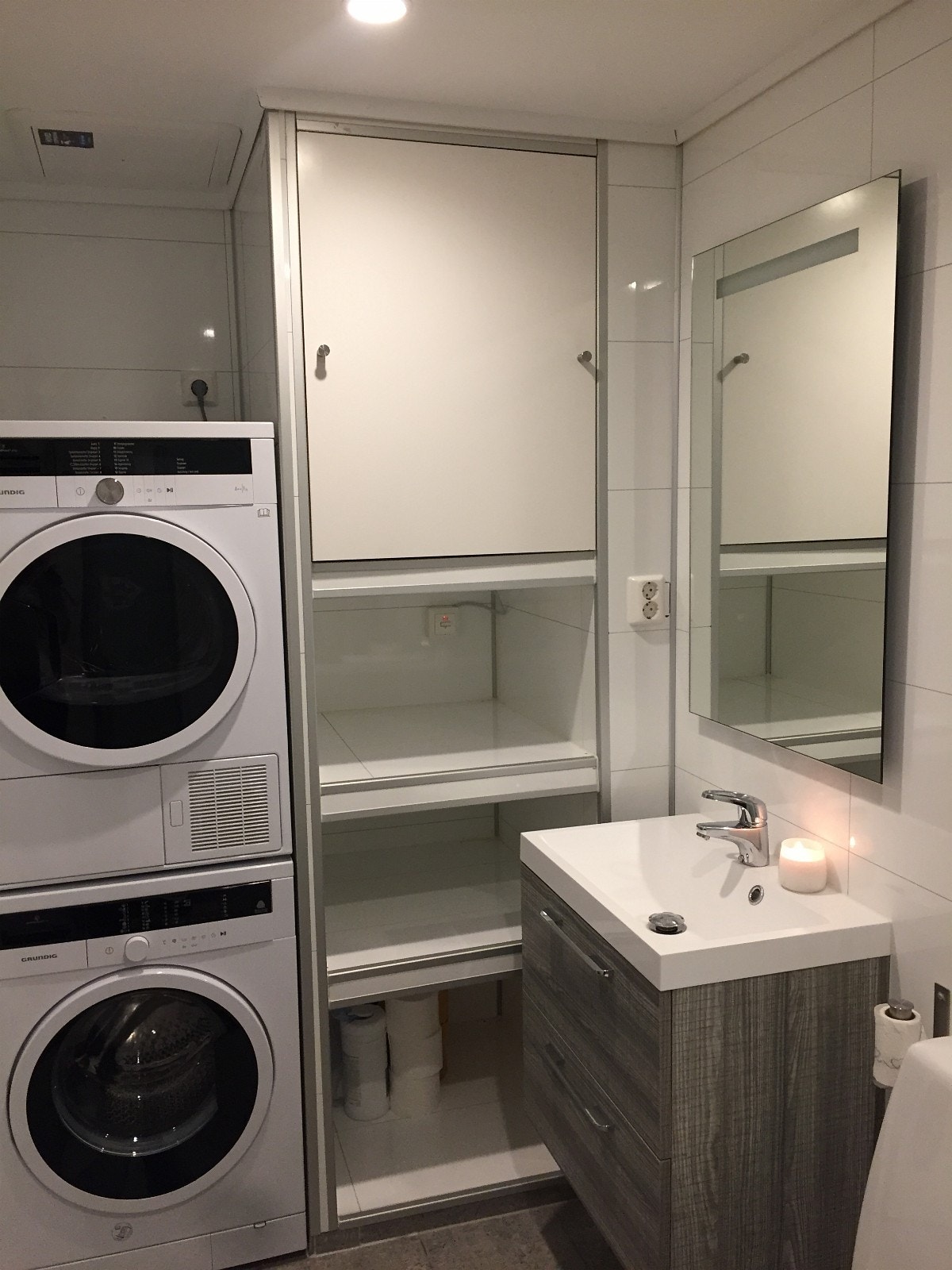 Badet inneholder vaskemaskin og tørketrommel Galleribilde