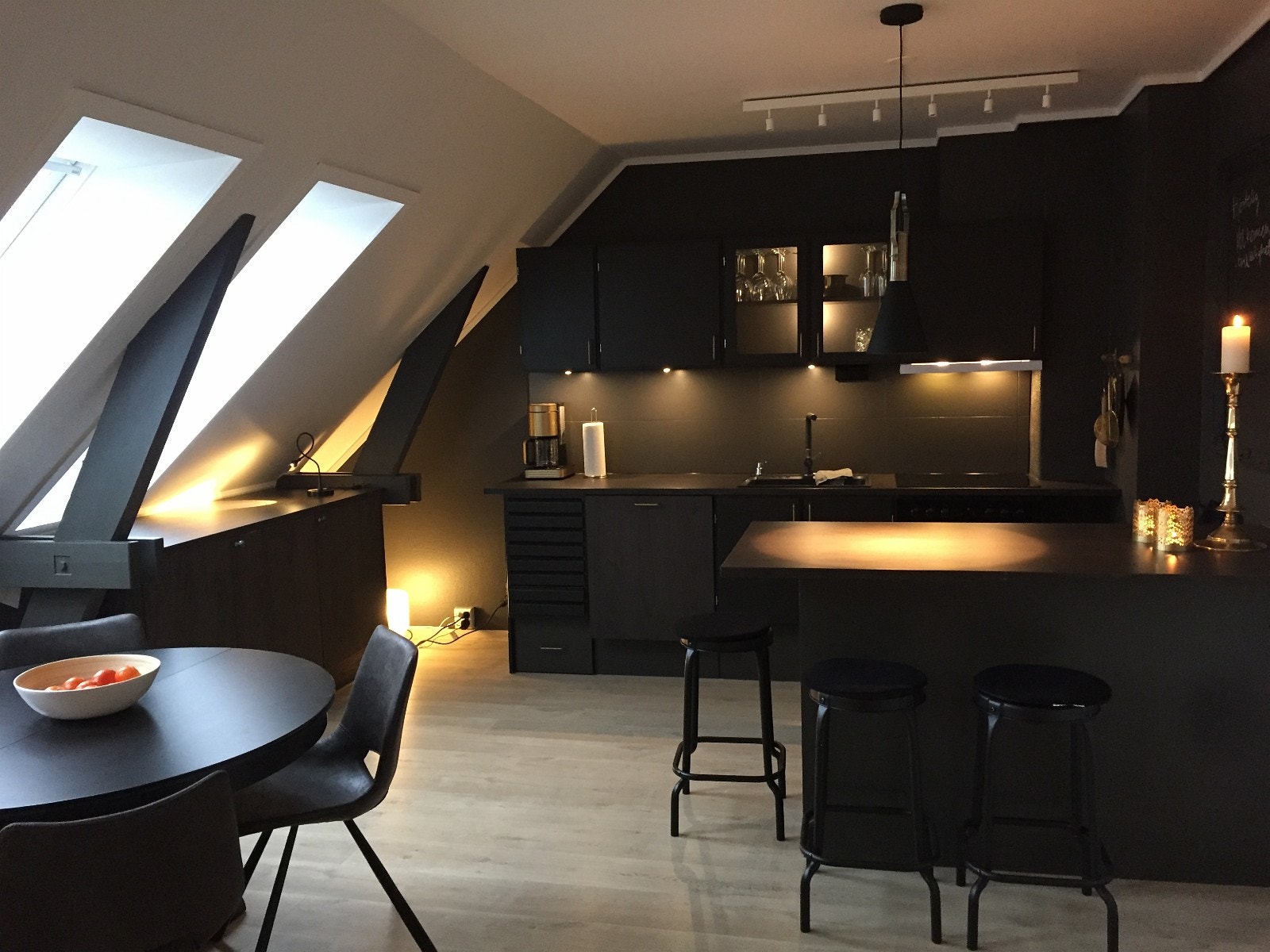 Kjøkken med barløsning og spisebord Galleribilde