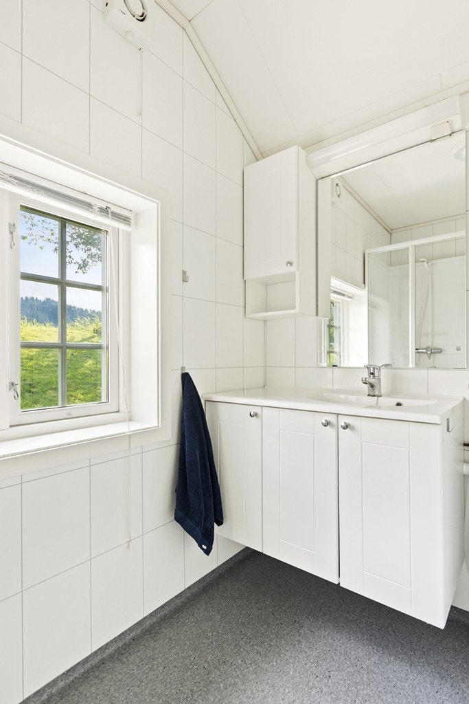 Innredningen består av heldekkende servant med underskap, 1 overskap og vegghengt speil Galleribilde