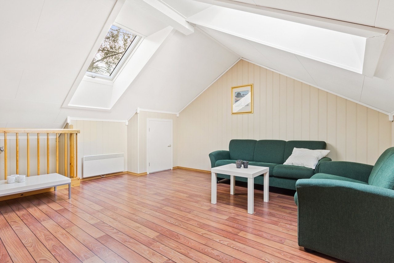 Oppe i 2.etg finner man loftstue og 1 soverom Galleribilde