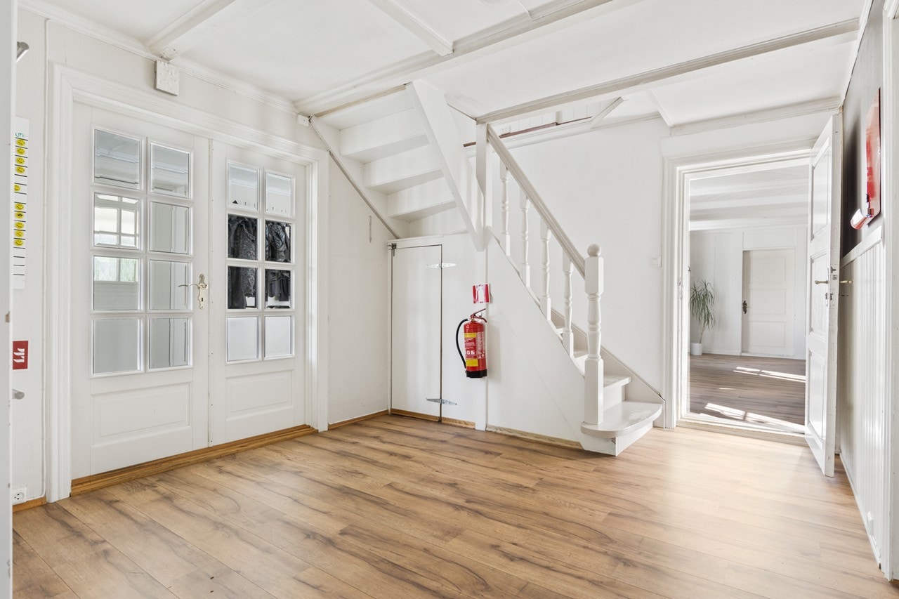 Innenfor vindfanget, finner man en hall med trapp opp til 2.etg Galleribilde