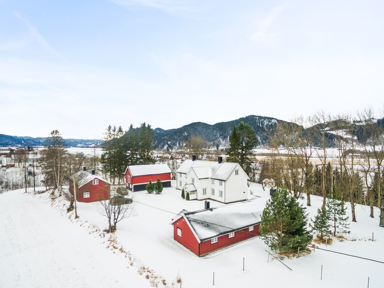 Her kan du boltre deg på hele 4,8 mål tomt, med bl.a. store plenarealer, bærbusker, trær, parkeringsarealer m.m. Galleribilde