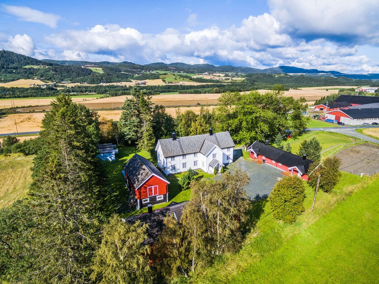 Hovedhuset er et trønderlån som opprinnelig ble satt opp i 1887. Bygget er oppført med kjeller, delvis blindrom, første og andre etasje og kaldloft Galleribilde