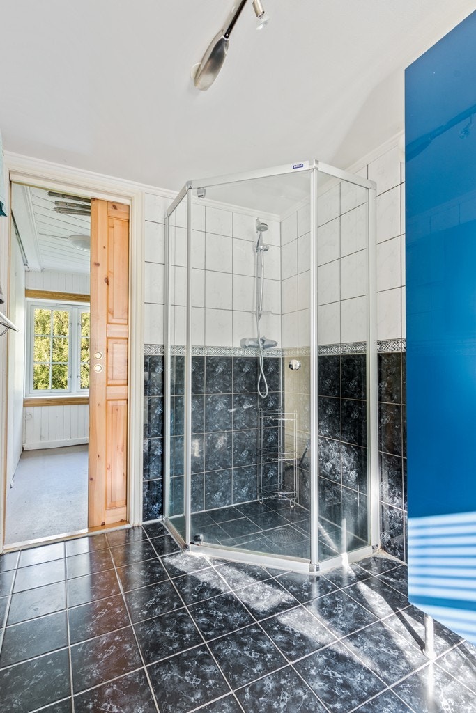 2.etg består av 2 bad, gang/trapp, wc, 2 ganger, 5 soverom og 2 kontor Galleribilde