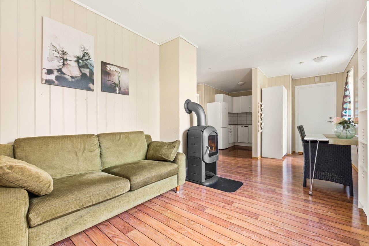 1.etg. består av felles vindfang, og hver leilighet har entré, bad, soverom, gang/trapperom, kjøkken og stue Galleribilde