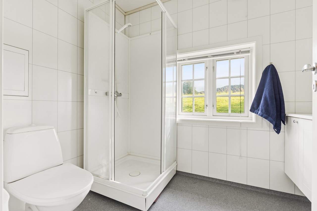 Badet har dusjkabinett, wc og innredning Galleribilde