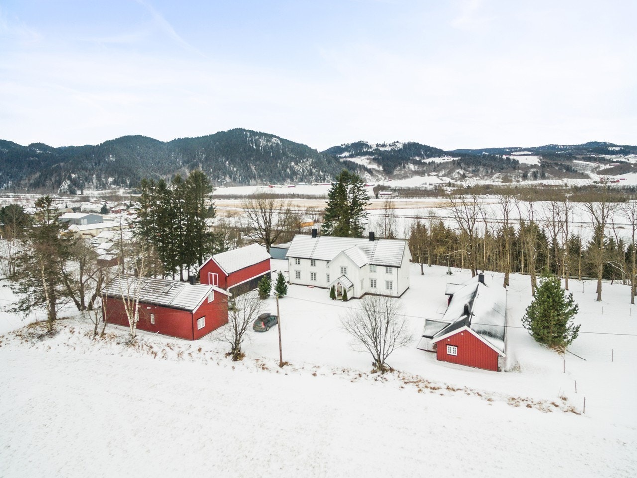 Velkommen til Borkny gård - Nyhusvegen 55 på Ler, og denne flotte eiendommen bestående av et Trønderlån og 4 halvparter av tomannsboliger Galleribilde