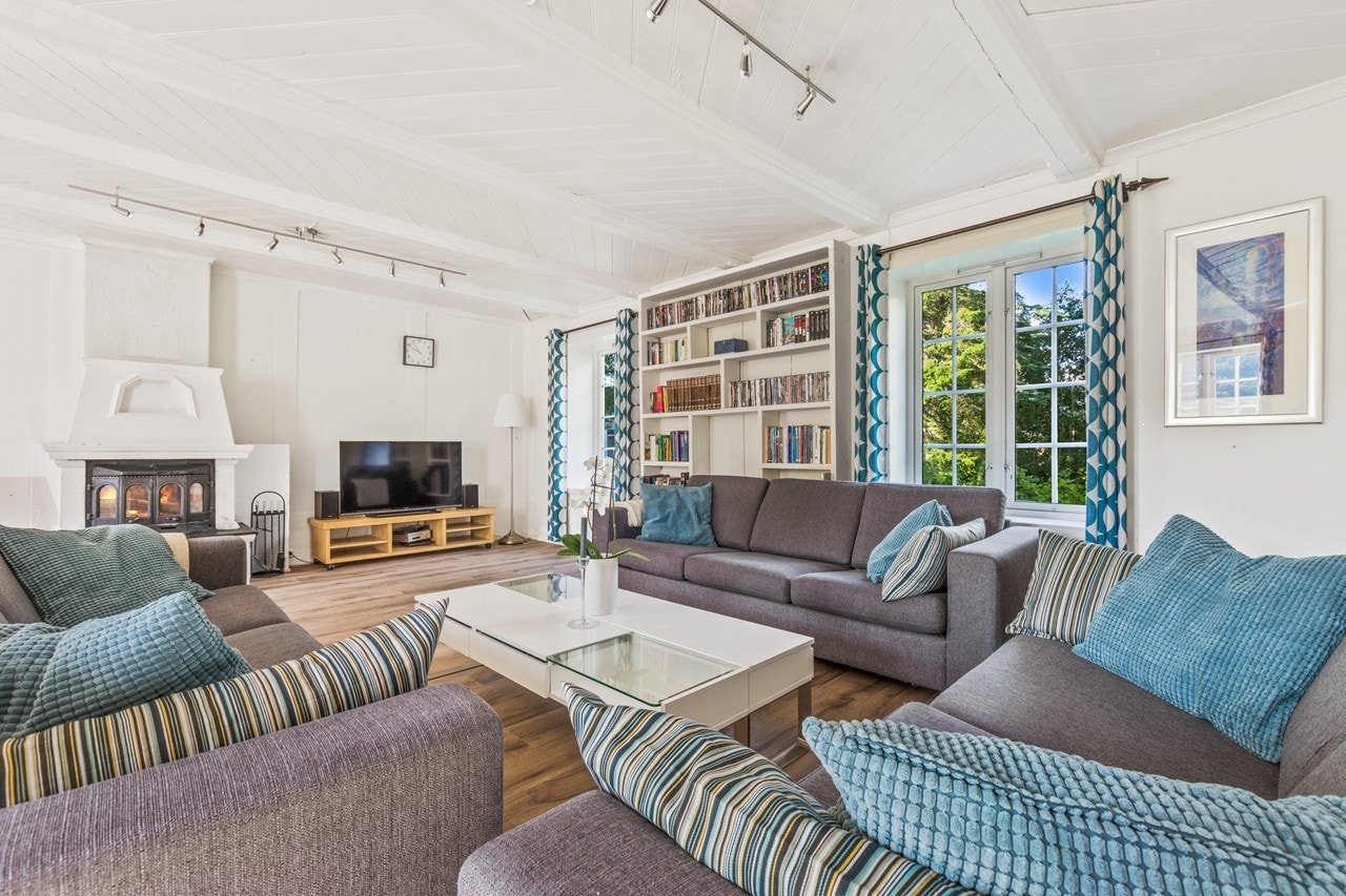 1.etg består av vaskerom, kjøkken, vindfang, gang, 2 stuer, kontor og soverom Galleribilde