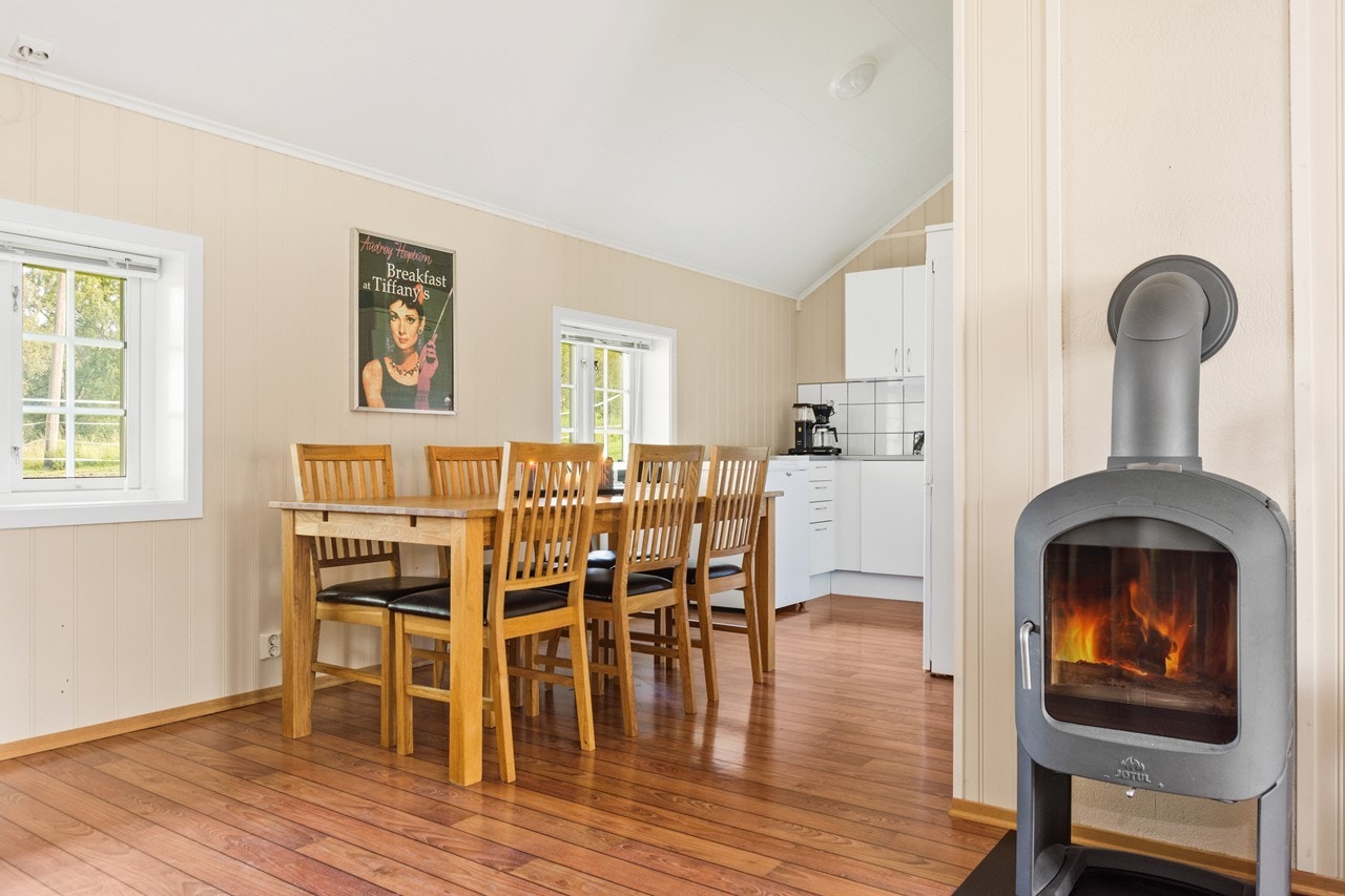 Hver halvpart har et BRA på ca. 54,5 kvm, og består av vindfang, bad, soverom, kjøkken og stue. Galleribilde