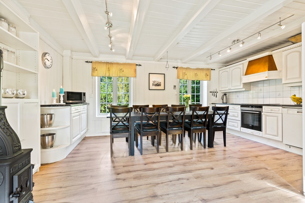 Kjøkkenet er på hele 28 kvm Galleribilde