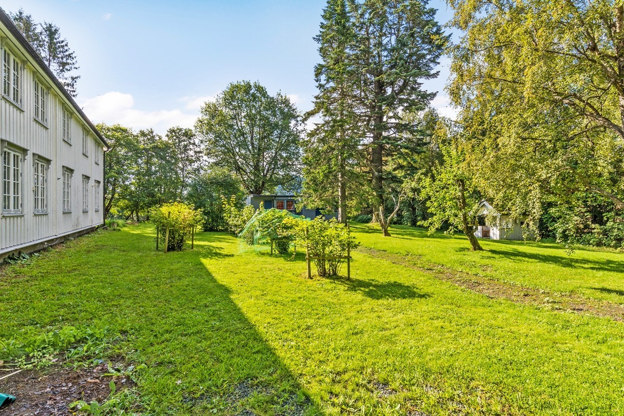 Stor opparbeidet hage Galleribilde