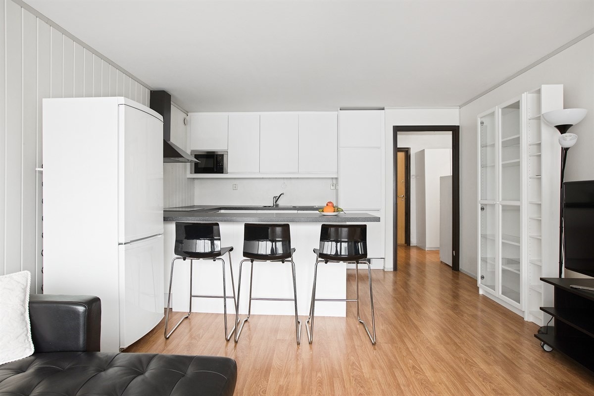 Moderne kjøkken med barløsning. Galleribilde