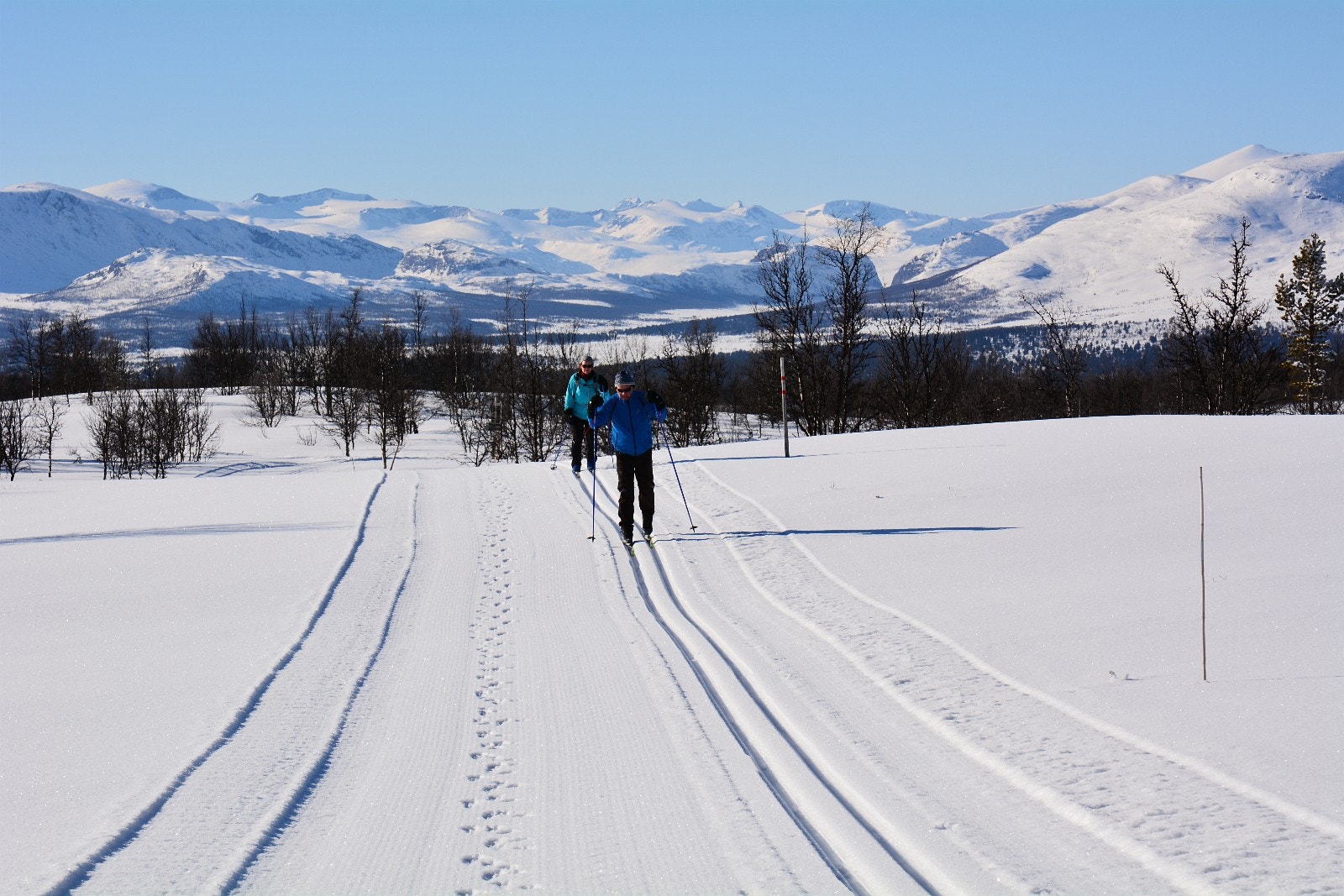 Februar og vinterferie. På vei hjem til hytta med Jotunheimen i ryggen; 1000 moh. Foto: Anne Mari Lo Galleribilde