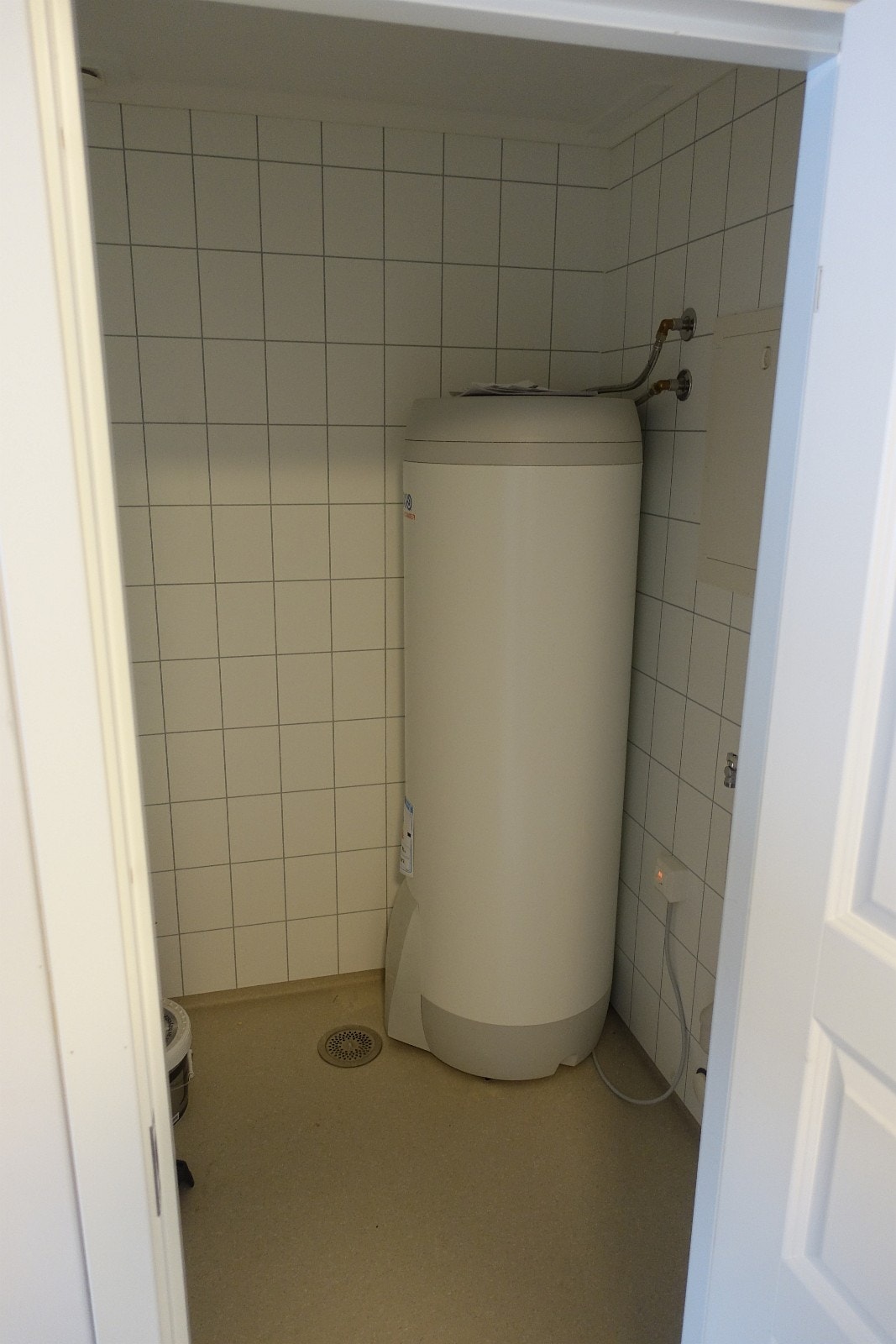 Vaskerom med stor varmtvannsbereder Galleribilde