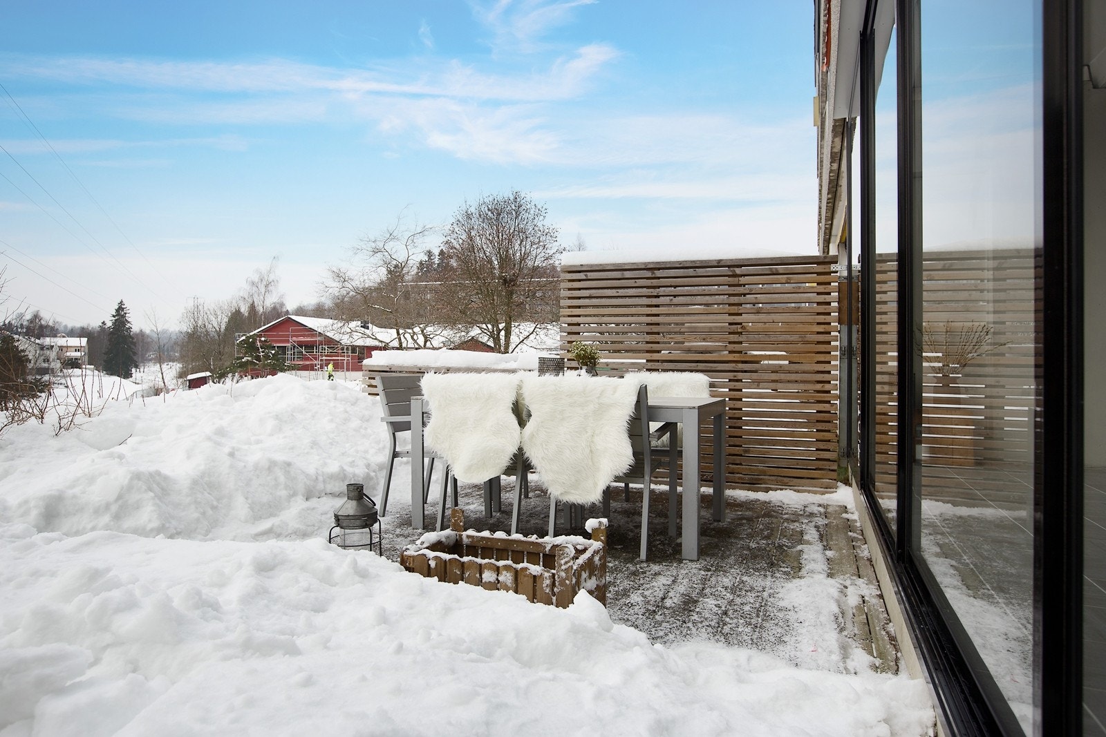 Stor, solrik og usjenert terrasseplatting med plass til spisebord, solsenger grill m.v. Galleribilde