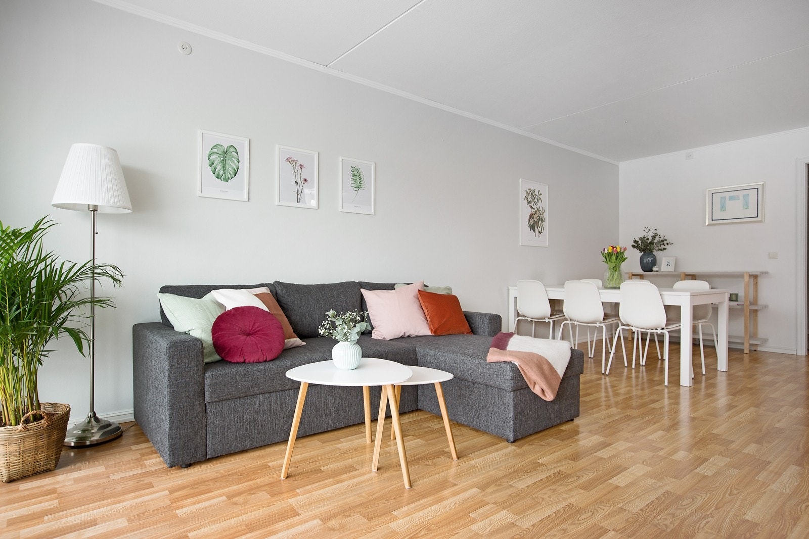 Romslig og luftig stue med god plass til sofagruppe og stort spisebord Galleribilde