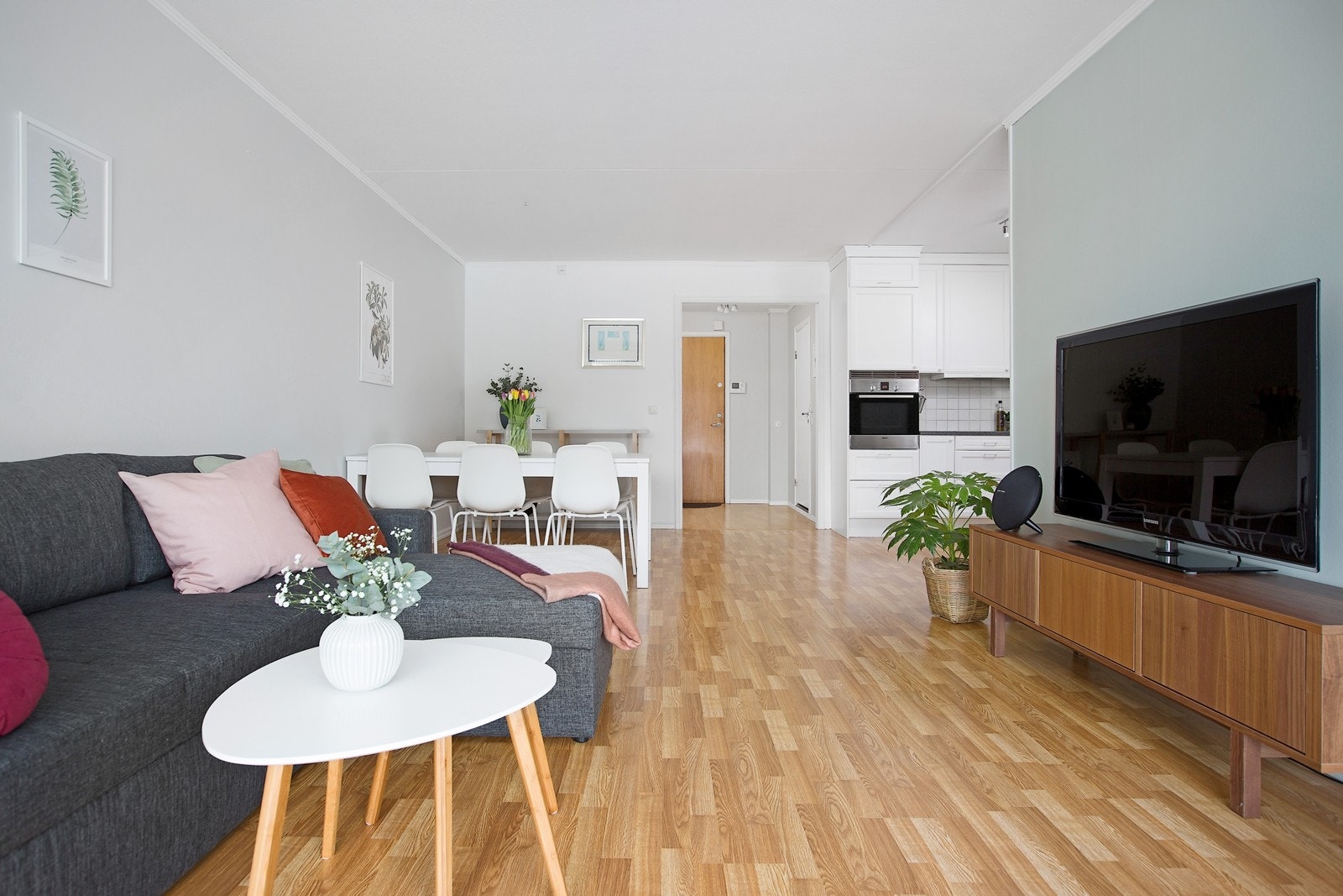 Lys og luftig stue med god plass til både sofagruppe og spisestue Galleribilde