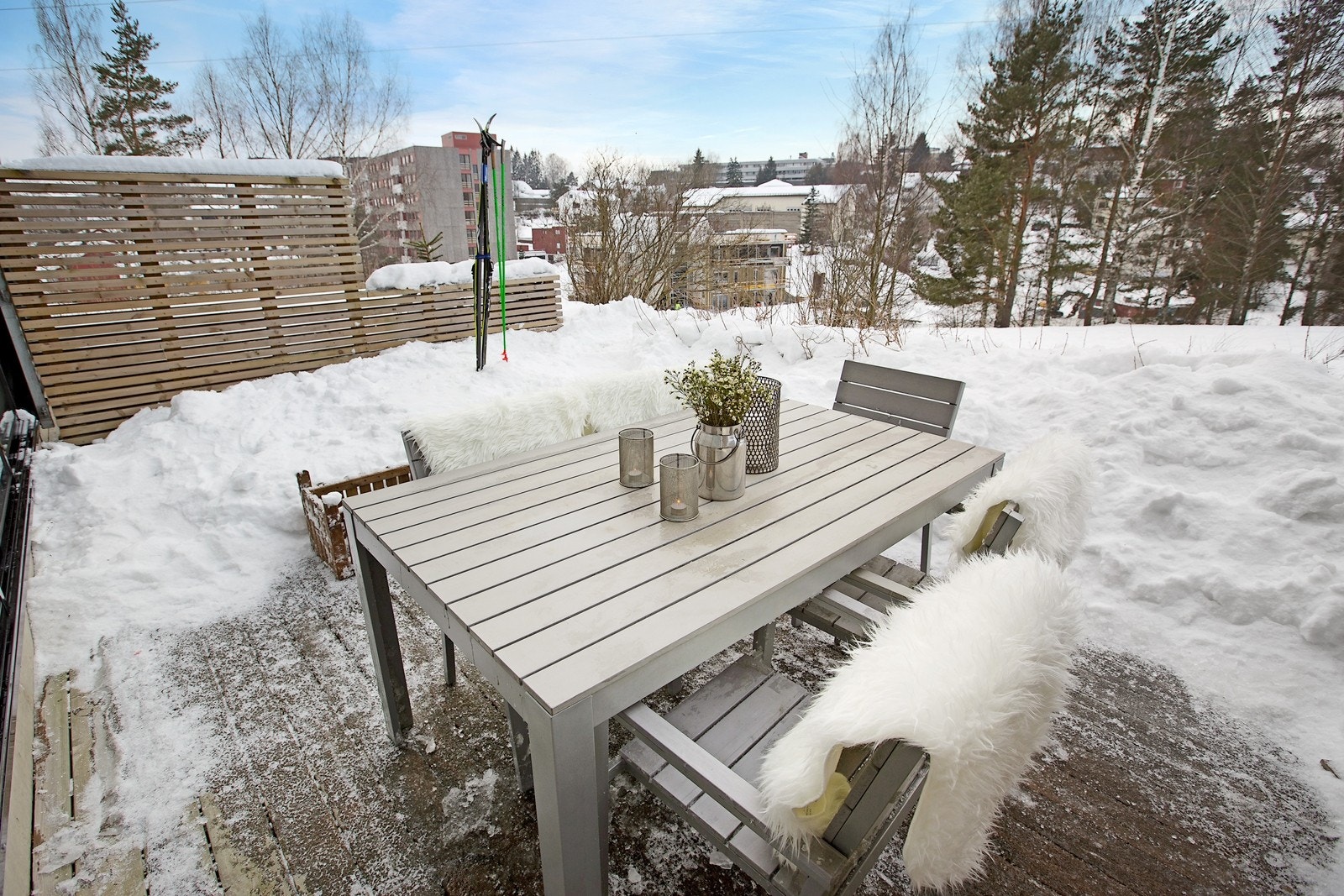 Stor, solrik og usjenert terrasseplatting med plass til spisebord, solsenger grill m.v. Galleribilde