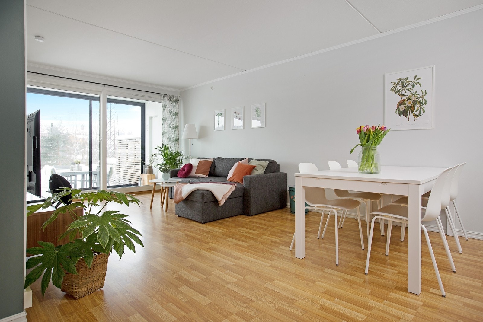 Lys og luftig stue med god plass til både sofagruppe og spisestue. Store vindusflater og nydelig utsikt Galleribilde