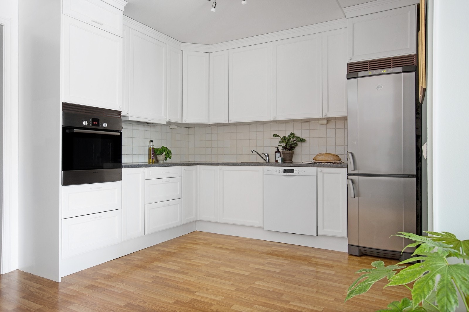 Delikat kjøkken med mye skap-/benkeplass. Integrerte hvitevarer; komfyr, steketopp og oppvaskmaskin Galleribilde