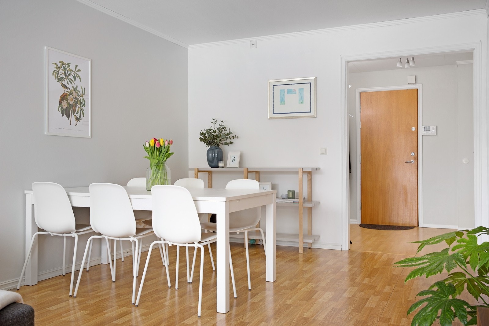 Spisestuen ligger i stuen som en forlengelse av kjøkkenet Galleribilde