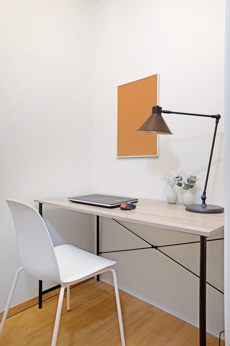 Fin kontorløsning med garderobe i tilknytning til entreen Galleribilde