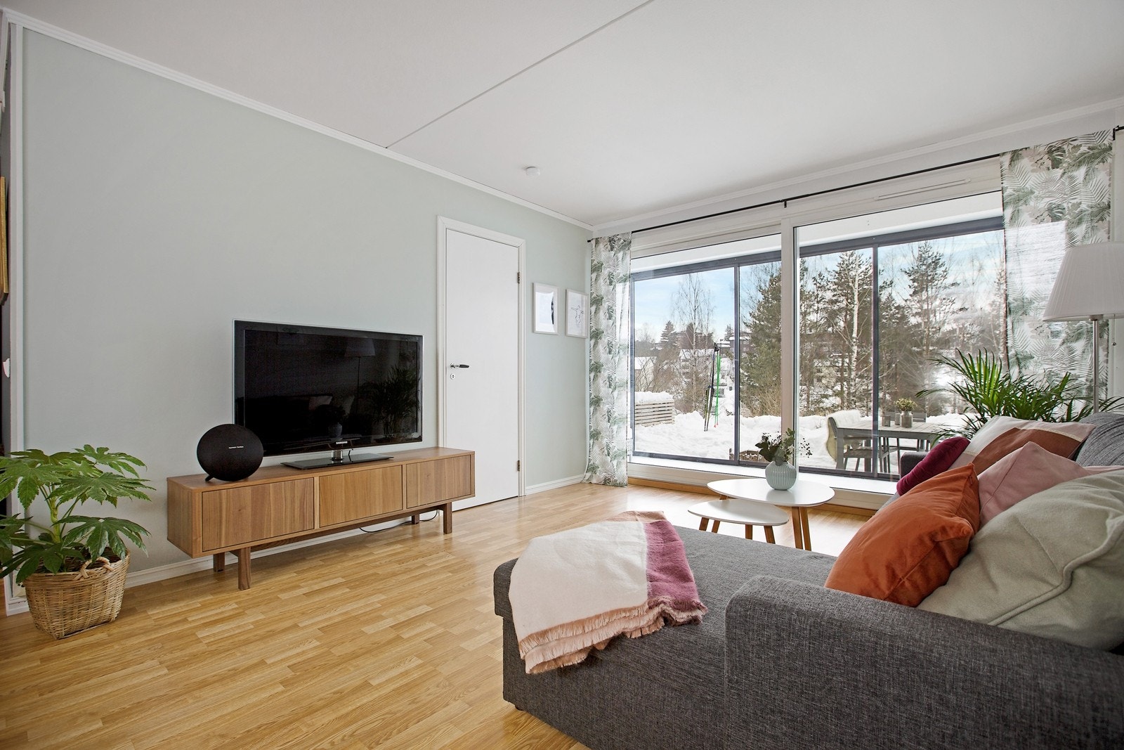 De store vindusflatene i stuen slipper inn mye lys og gir en flott utsikt. Allikevel ingen innsyn Galleribilde