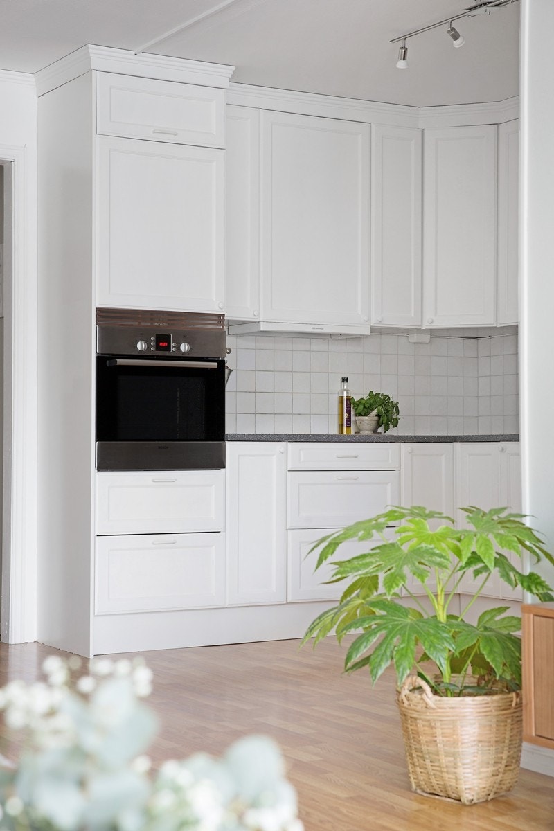 Delikat kjøkken med mye skap-/benkeplass. Integrerte hvitevarer; komfyr, steketopp og oppvaskmaskin Galleribilde