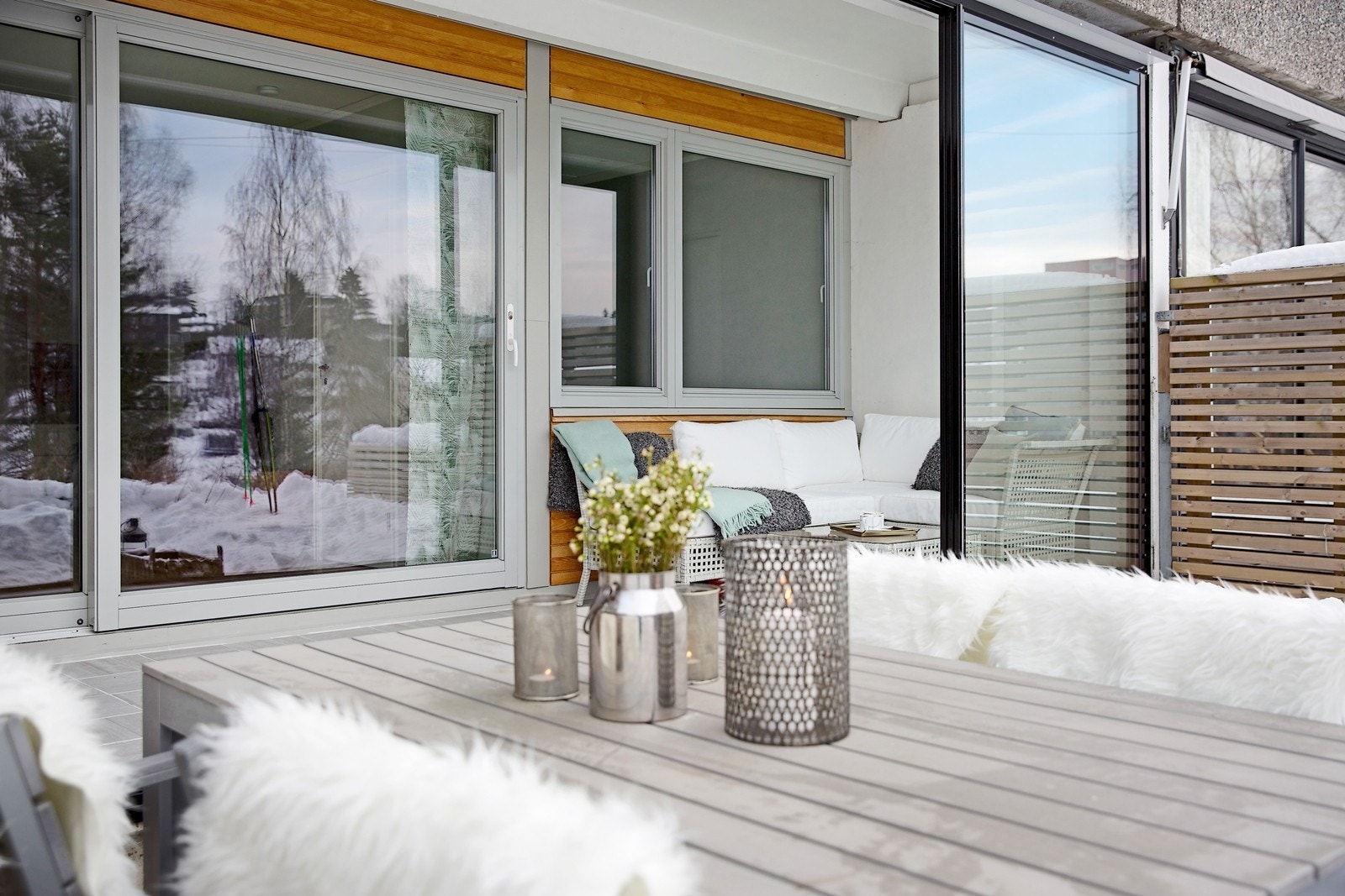 Stor, usjenert terrasseplatting med plass til spisebord, solsenger grill m.v. Galleribilde