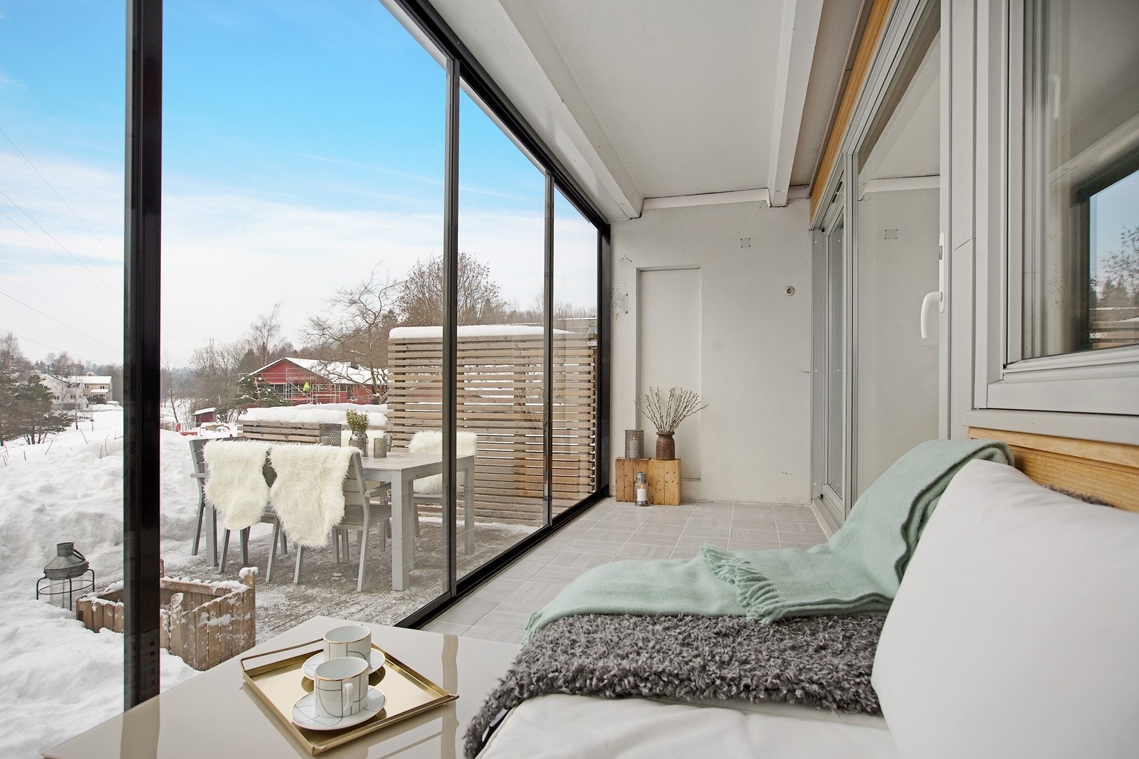 Sydvestvendt vinterhage samt tilgang til solrik terasseplatting. Utsikt og sol fra kl 13-21:00 på sommerstid Galleribilde