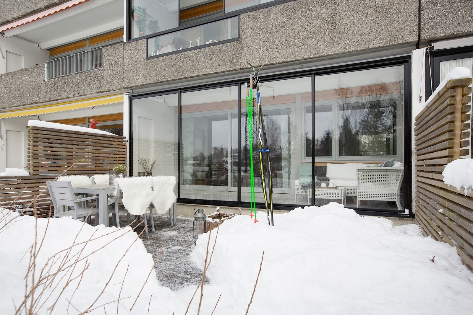 Stor, usjenert terrasseplatting med plass til spisebord, solsenger grill m.v. Galleribilde