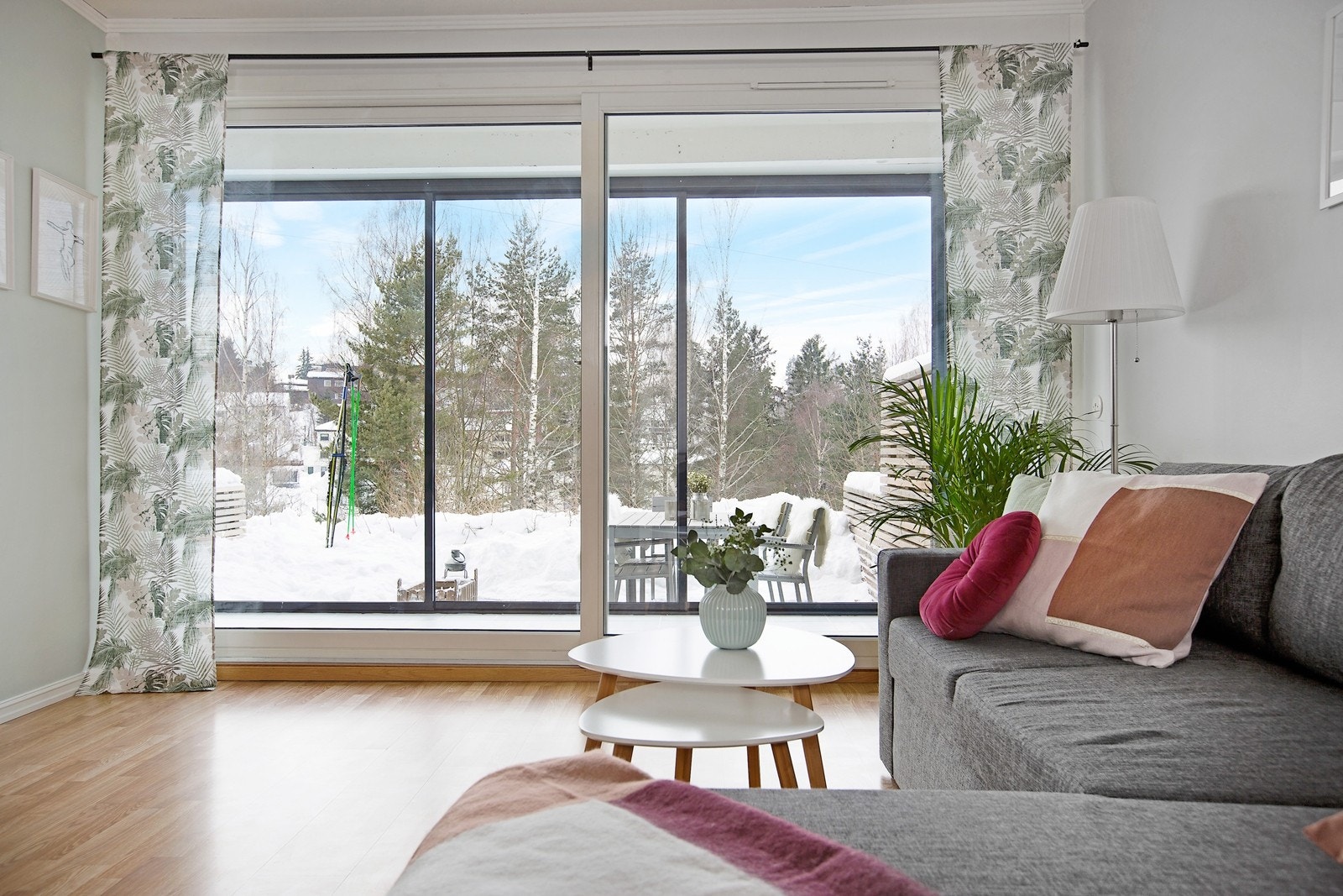 De store vindusflatene i stuen slipper inn mye lys og gir en flott utsikt. Allikevel ingen innsyn Galleribilde