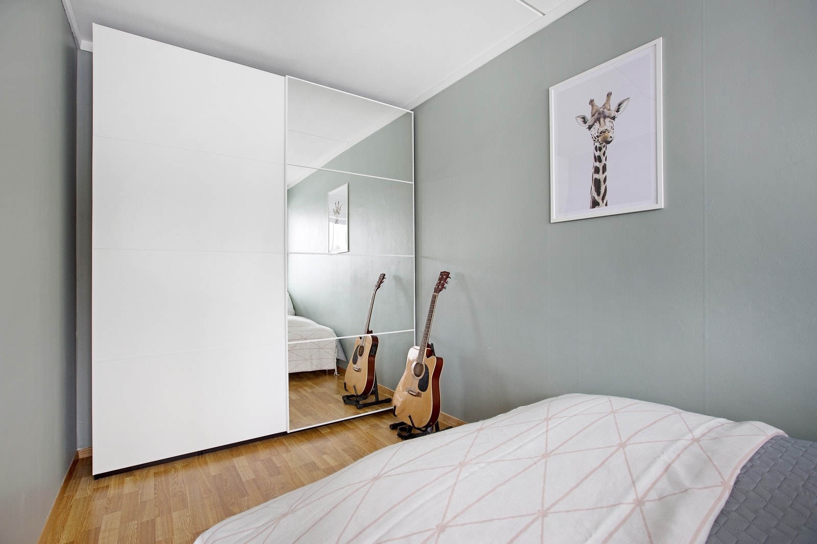 Soverom med praktisk skyvedørsgarderobe Galleribilde