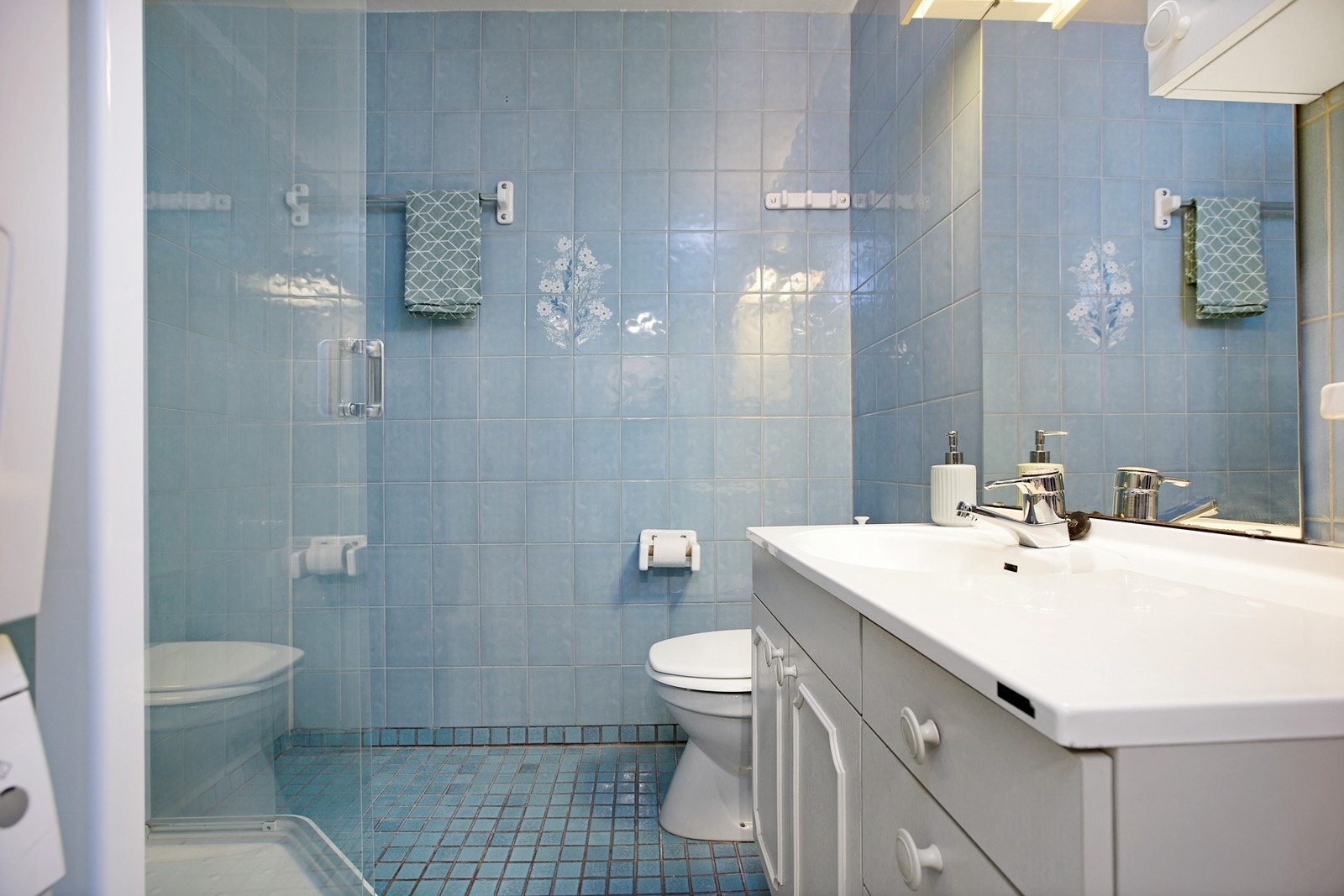 Romslig, flislagt bad/wc med varmekabler og opplegg for vaskemaskin og tørketrommel Galleribilde