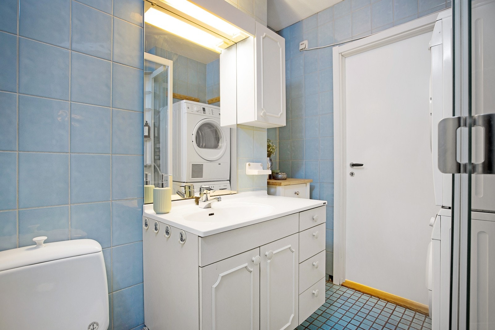 Flislagt baderom med opplegg for vaskemaskin og tørketrommel Galleribilde