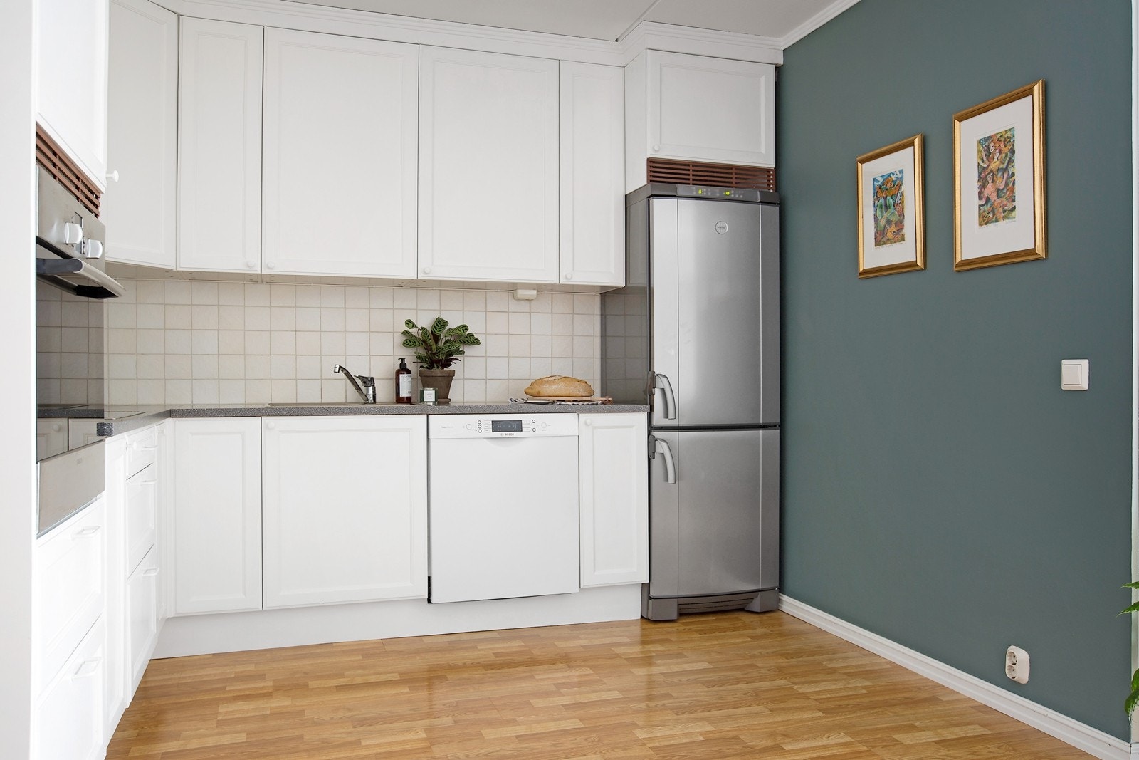 Delikat kjøkken med mye skap-/benkeplass. Integrert komfyr, steketopp og oppvaskmaskin Galleribilde