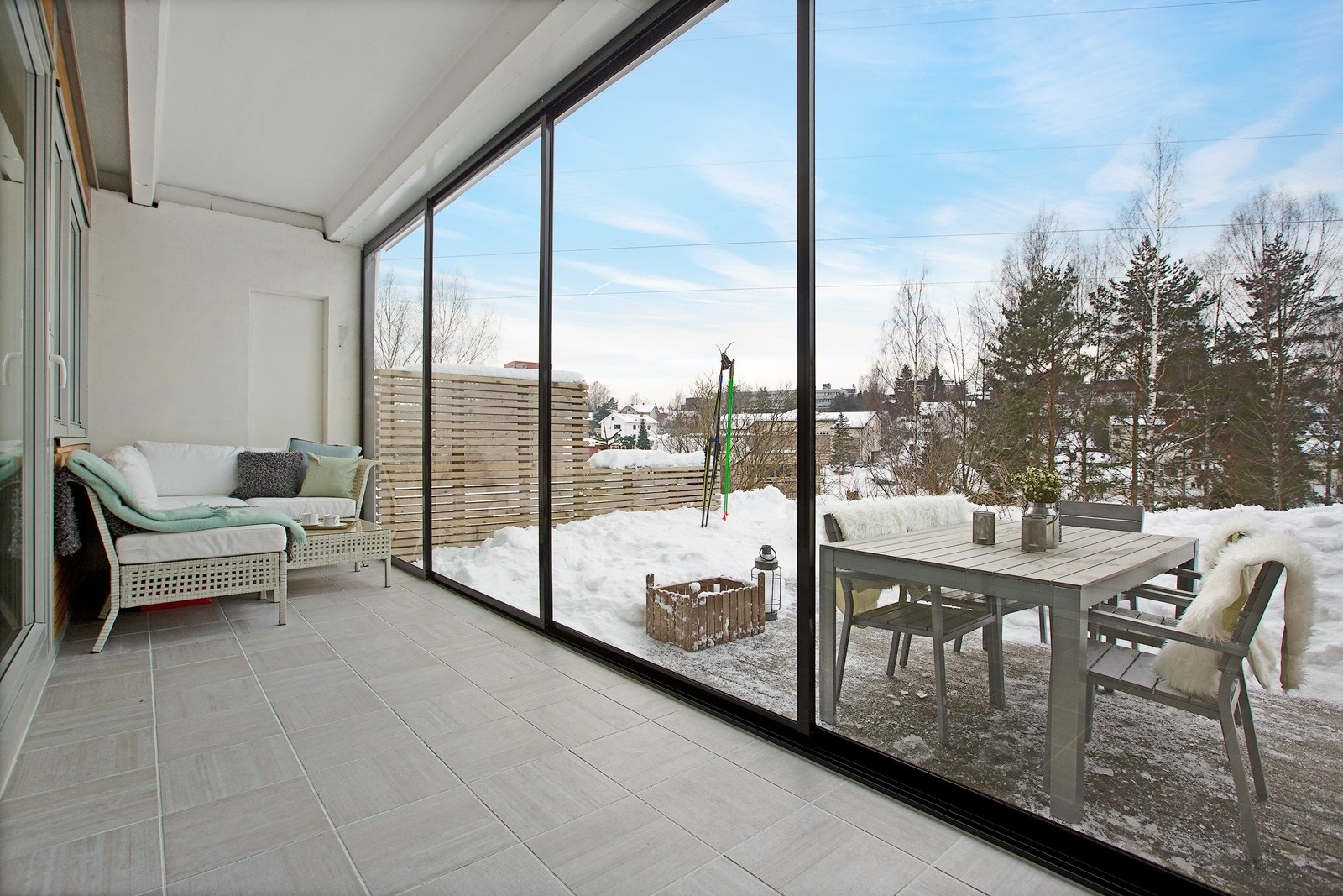 Sydvestvendt vinterhage på hele 10 kvm. samt tilgang til solrik terasseplatting. Utsikt og sol fra kl 13-21:00 på sommerstid Galleribilde