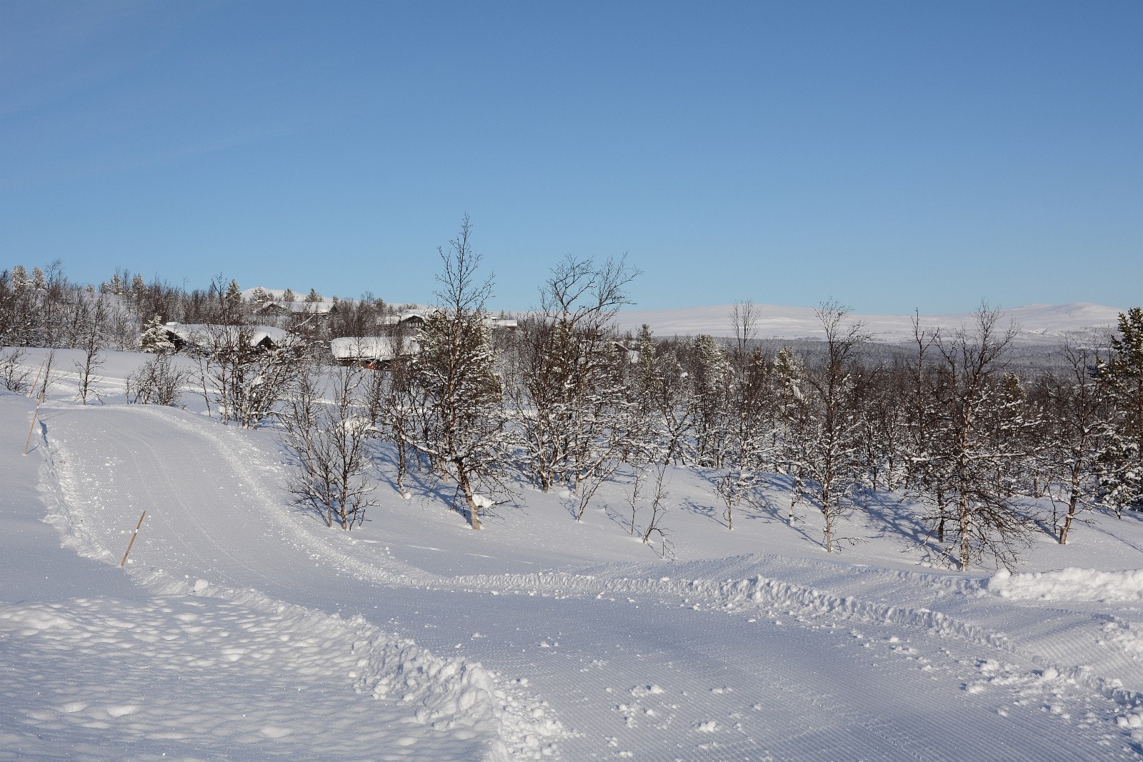Med naturens egne farger føyer hyttene i Skardfjellgrenda seg inn i fjellandskapet. Februar 2018. Foto: Anne Mari Lo Galleribilde