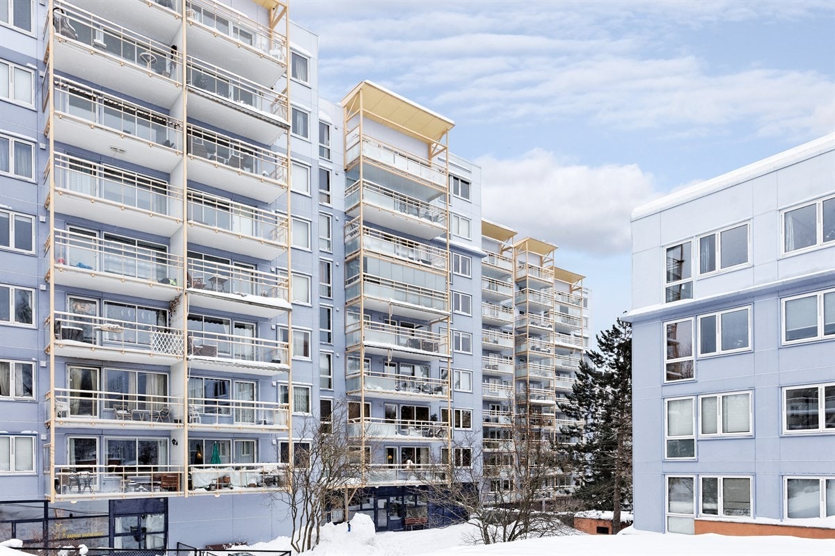 Utvendig er alle fasader rehabilitert med etterisolering, nye plater, vinduer og balkonger m.m. Galleribilde