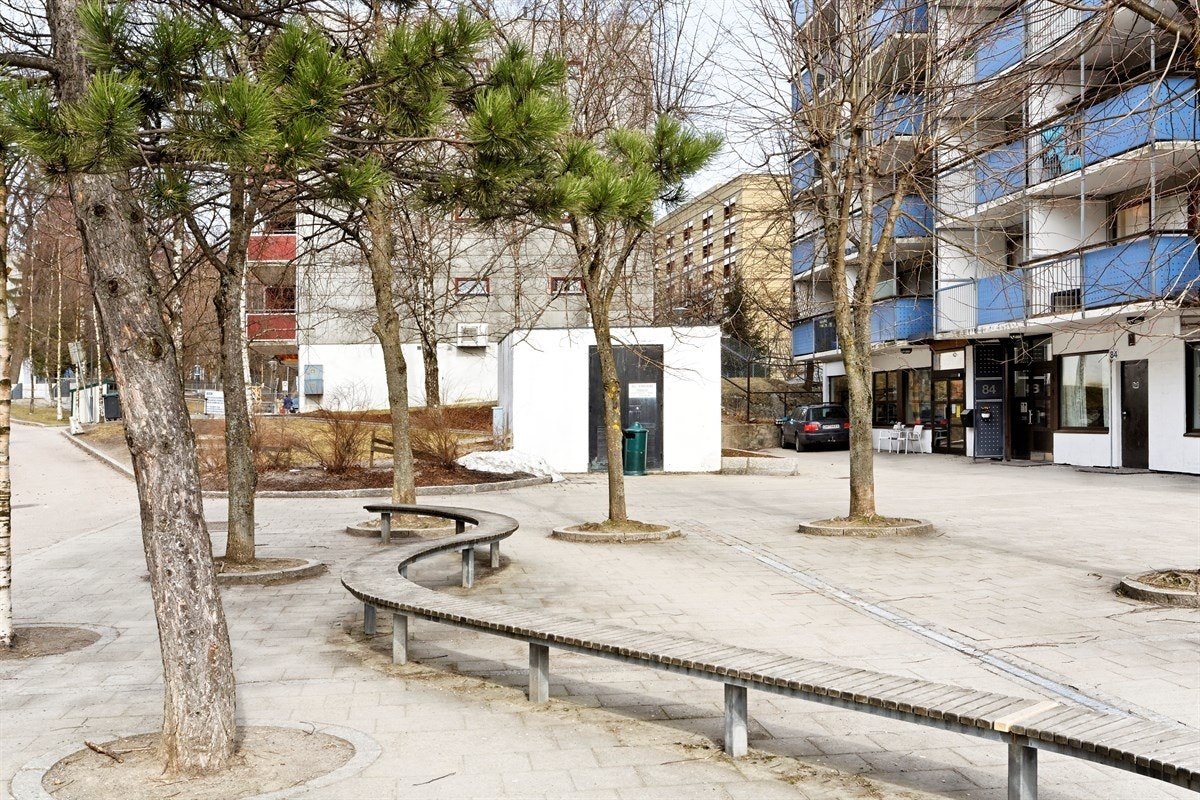 Pene opparbeidede fellesarealer med lekeplass og sittegrupper. Galleribilde