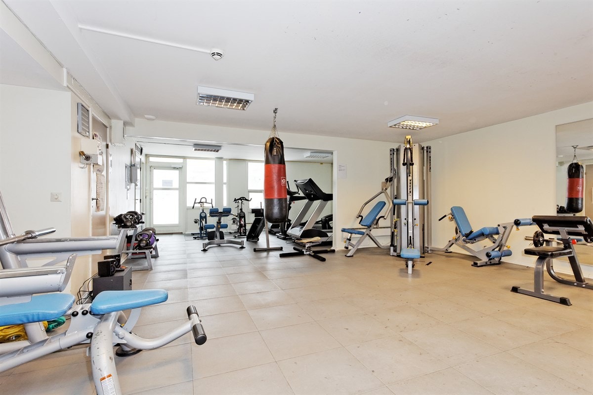 Trimrom, badstue, solarium og musikkrom i kjeller. I naboblokken nr. 96 finner du "Camilla", hvor du kan kjøpe rimelig middag 3 dager i uken. Galleribilde