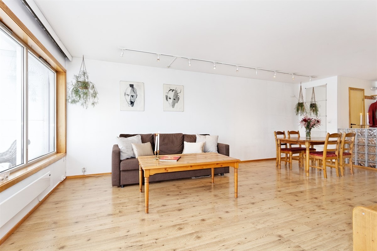 Stuen har god plass til både sofagruppe med tilhørende møblement og stort spisebord. Galleribilde