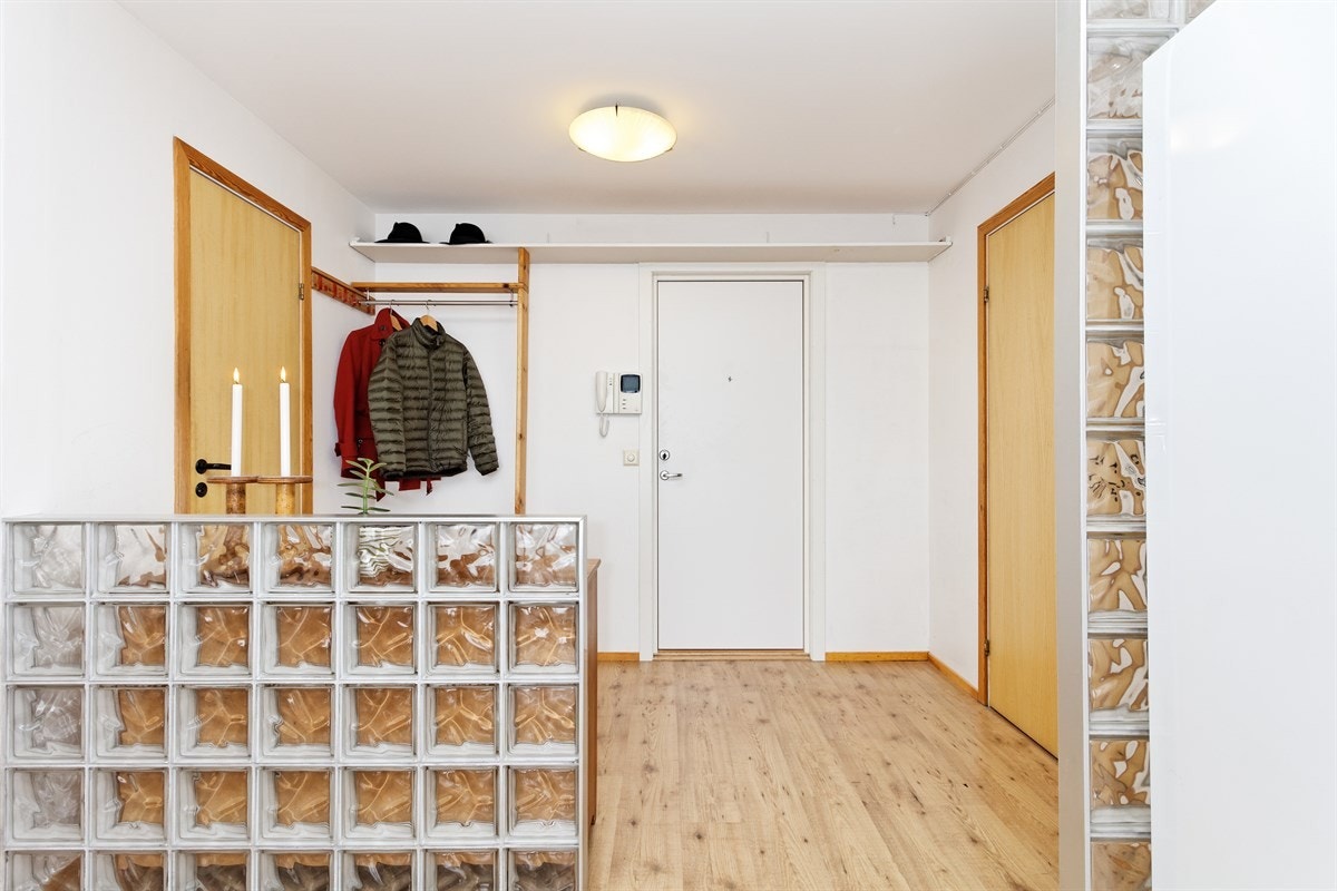 Pent inngangsparti med heng og hyller til sko og yttertøy. Galleribilde