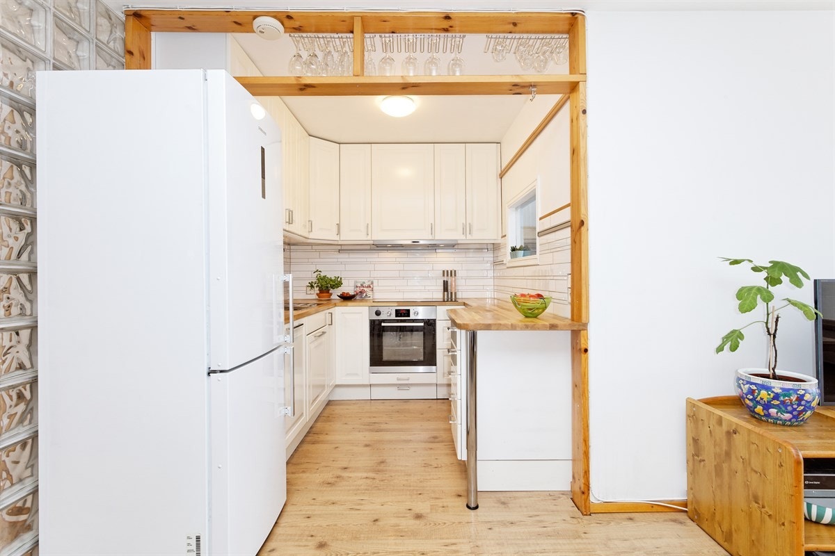 Pent kjøkken i nisje inn fra stuen Galleribilde