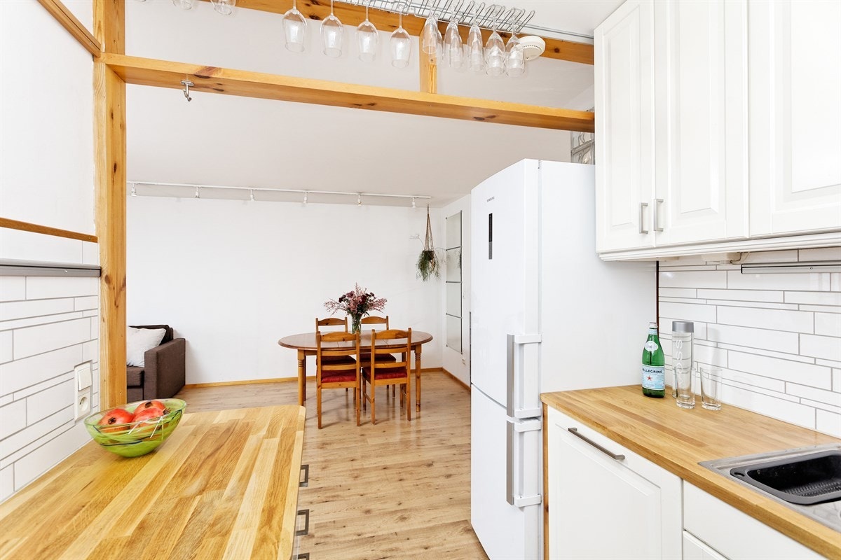 Heltre eik benkeplate med nedfelt stålkum, induksjonstopp, flisplater over benk. Galleribilde