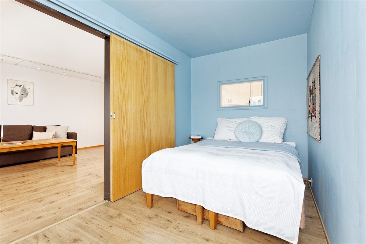 Soverom med praktisk plassbesparende skyvedør inn mot stuen. Galleribilde