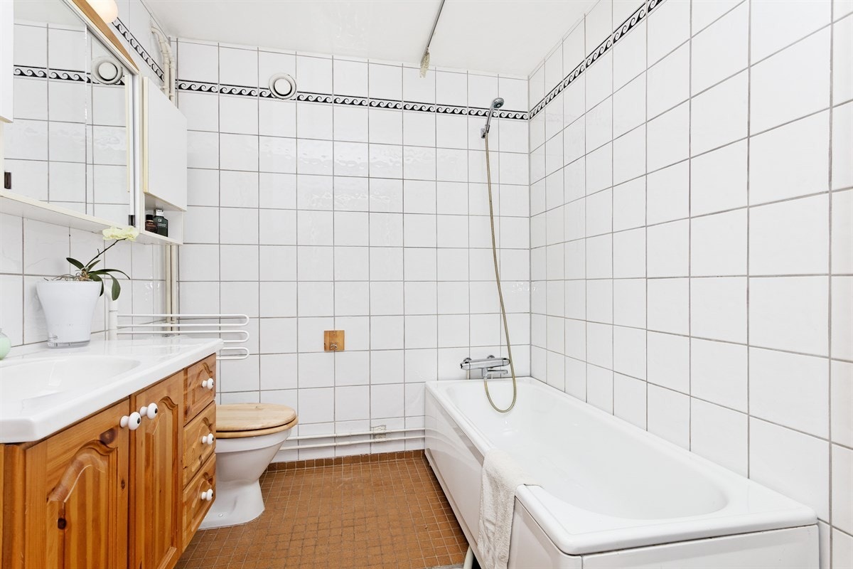 Romslig flislagt baderom. Galleribilde