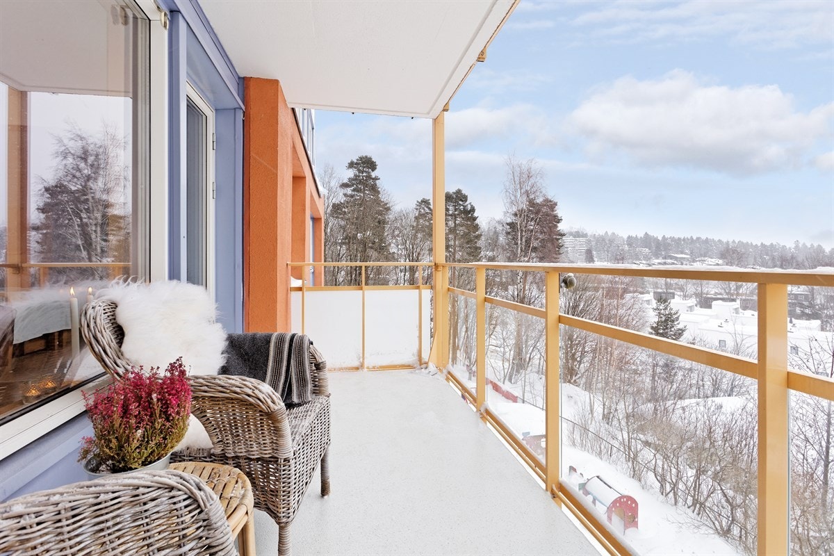 Velkommen til Hovseterveien 98! 2-roms med balkong, garasjeplass, heis og usjenert beliggenehet i 2 etasje. Galleribilde